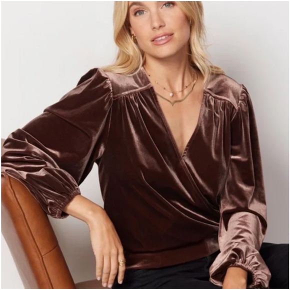 Evereve Kenna Velour Wrap Sable Top Size Medium - Picture 3 of 16